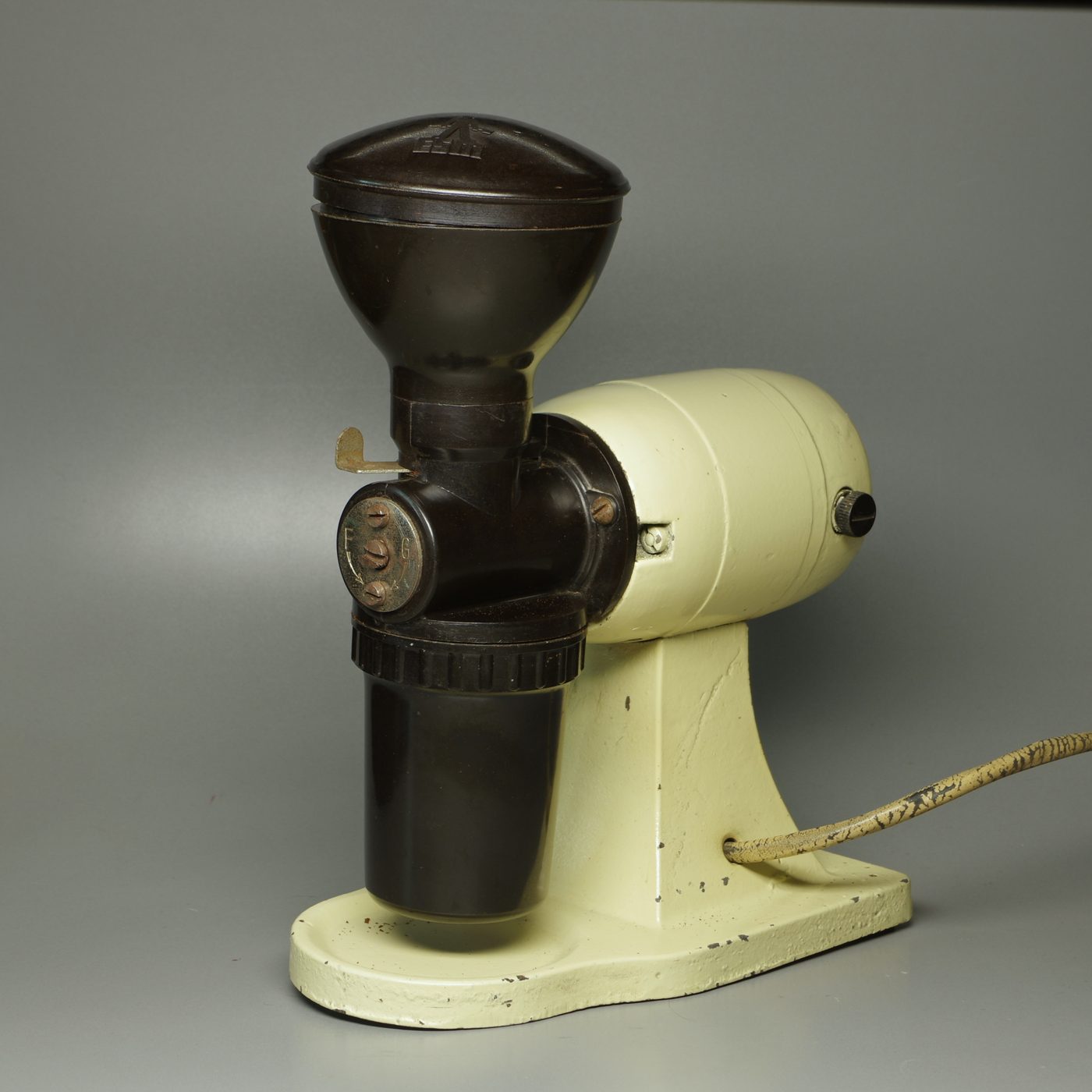 An electric burr coffee grinder with hopper and grind-size adjustment